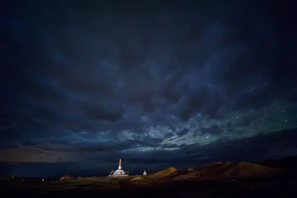 Centrul de Energie Shambhala lângă Mănăstirea Hamarin Khid din deșertul Gobi fotografii de stoc fără drepturi de autor