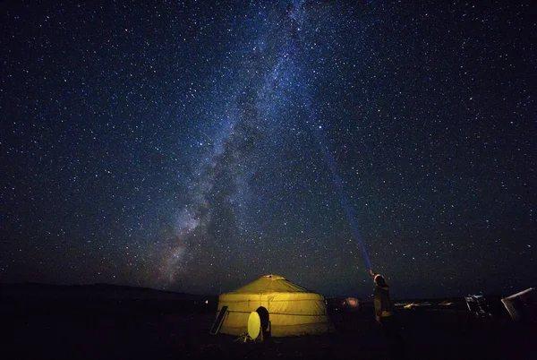 Estrellas y yurtas en el desierto de Gobi — Foto de Stock