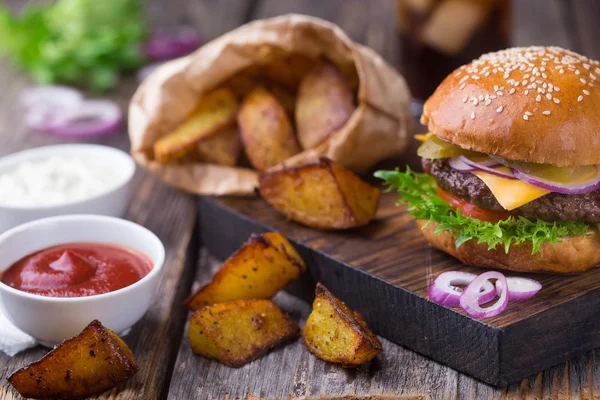 Bułeczki Burger w koszyku — Zdjęcie stockowe