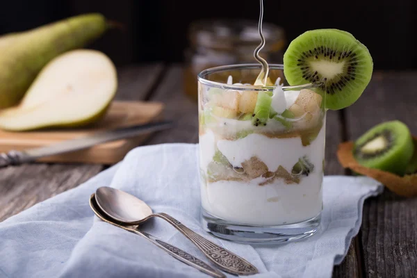 Yogurt with kiwi, caramelized pear and honey