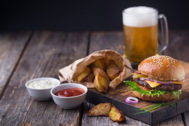 Burger soğuk bira ve kızarmış patates