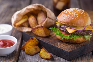 Burger soğuk bira ve kızarmış patates