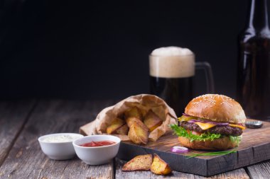 Burger soğuk bira ve kızarmış patates