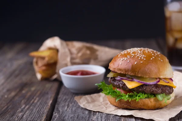 Burger z zimne piwo i frytki — Zdjęcie stockowe