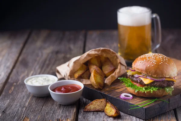 Burger z zimne piwo i frytki — Zdjęcie stockowe