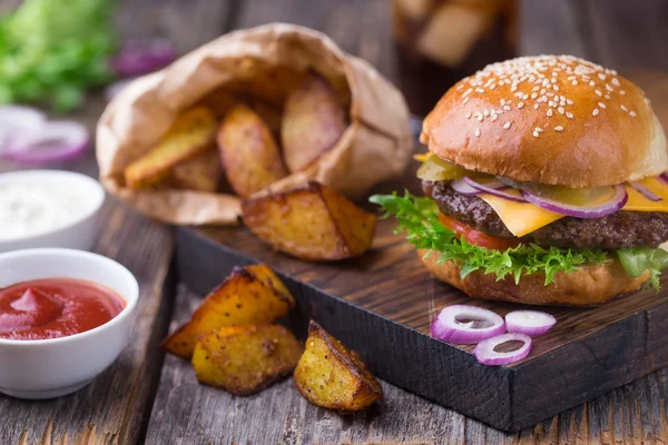 Burger z zimne piwo i frytki — Zdjęcie stockowe