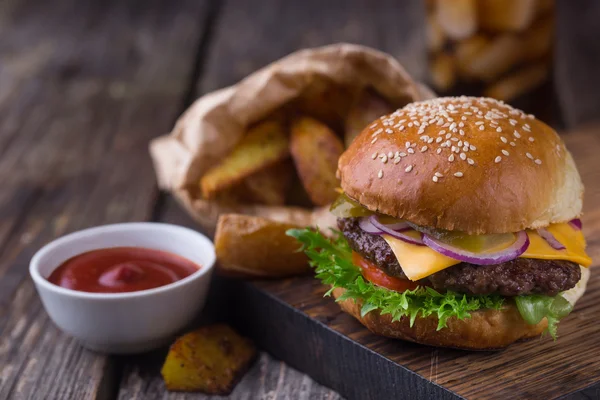 Burger soğuk bira ve kızarmış patates
