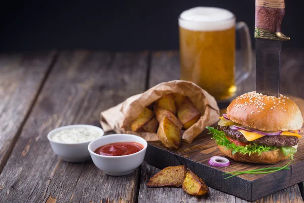 Burger soğuk bira ve kızarmış patates