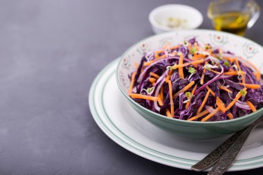 Kırmızı lahana, havuç, soğan ve turp lahanası salatası