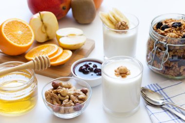 Yoğurt ve granola ile sağlıklı kahvaltı