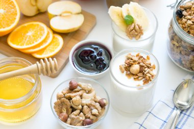 Yoğurt ve granola ile sağlıklı kahvaltı