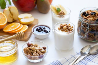 Yoğurt ve granola ile sağlıklı kahvaltı