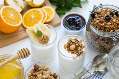 Yoğurt ve granola ile sağlıklı kahvaltı