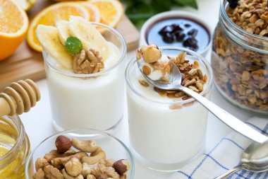 Yoğurt ve granola ile sağlıklı kahvaltı