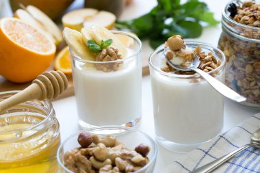 Sağlıklı kahvaltı yoğurt meyve ve granola ile