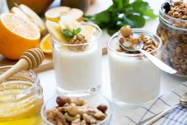 Yoğurt ve granola ile sağlıklı kahvaltı