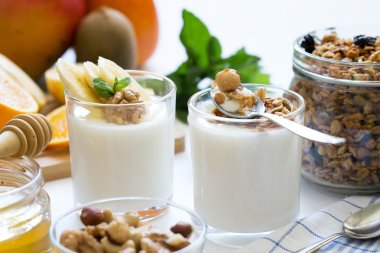 Yoğurt ve granola ile sağlıklı kahvaltı