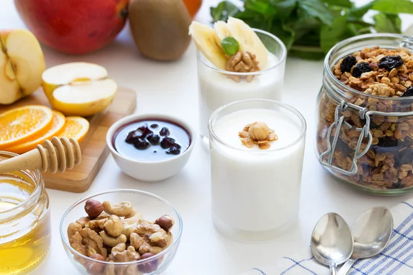 Здоровий сніданок з йогуртом та гранолою — стокове фото
