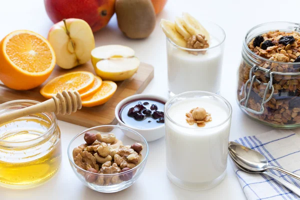 Yoğurt ve granola ile sağlıklı kahvaltı