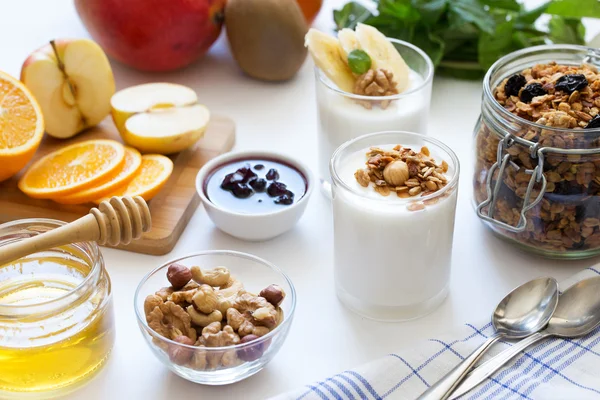 Petit déjeuner sain avec yaourt et granola — Photo