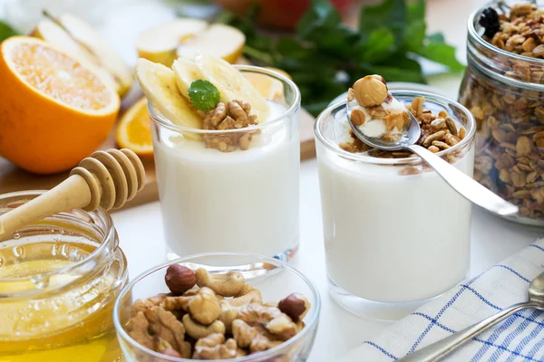 Здоровий сніданок з йогуртом та гранолою — стокове фото