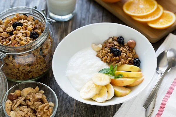 健康的な朝食にヨーグルト、グラノーラ ボウル. — ストック写真