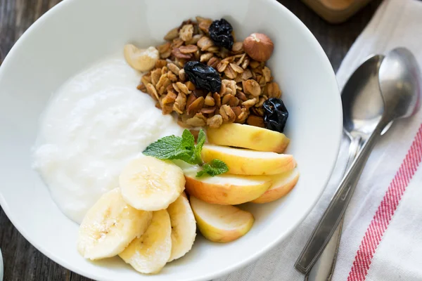 Sağlıklı kahvaltı kase yoğurt ve granola. 