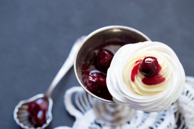 Beze tatlı krema ile