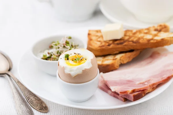 Weich gekochtes Ei zum Frühstück — Stockfoto
