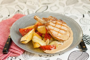 Domuz eti ızgara patates ve baharatlı sos ile