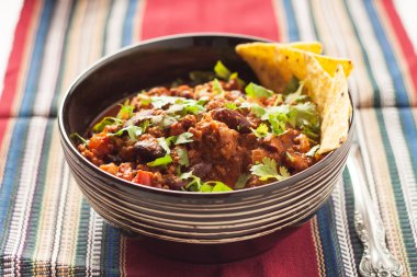Chili con carne tortilla cips ile