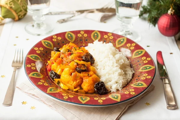 Vejetaryen yemek. Kabarık pirinç sebze güveç