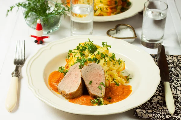 Domuz tagliatelli ve sos ile