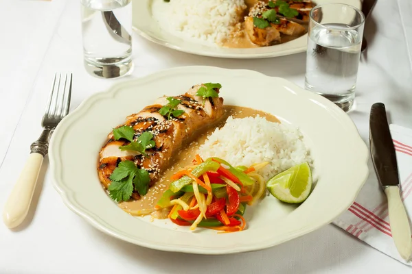 Hindi fileto pirinç ve dolmalık biber salatası ile