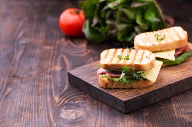 Sandviç pastırma, peynir, yeşil ve bezelye filizi ile