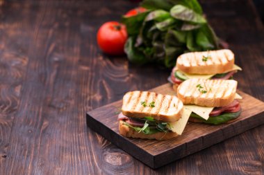 Sandviç pastırma, peynir, yeşil ve bezelye filizi ile