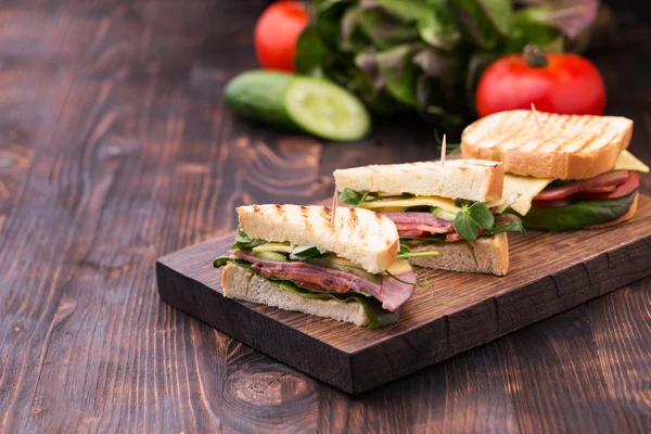 Szendvicsek, bacon, sajt, zöldek és a borsó hajtások — Stock Fotó