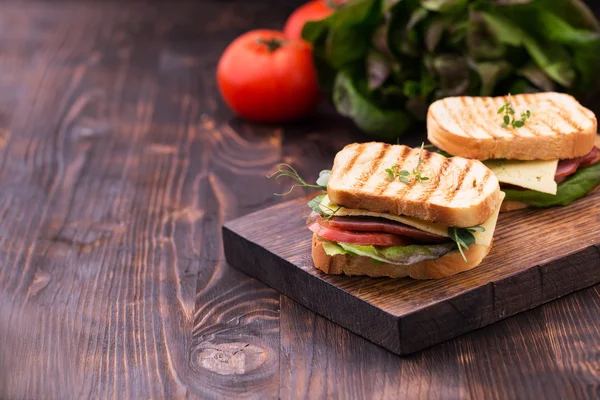 Sandviç pastırma, peynir, yeşil ve bezelye filizi ile