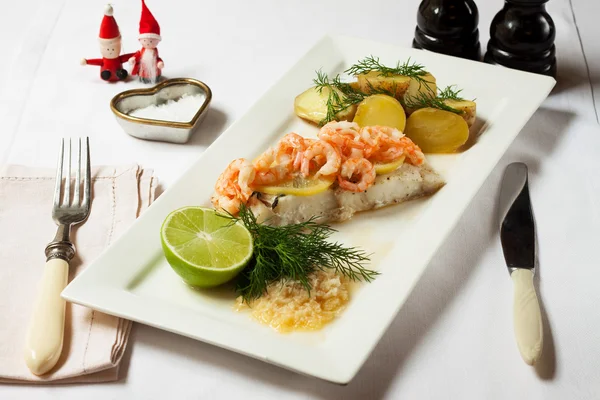 Noel yemeği. Karides ve patates ile haşlanmış cod