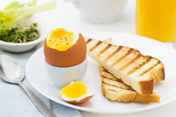 Œuf à la coque souple avec pain grillé pour un petit déjeuner copieux . — Photo