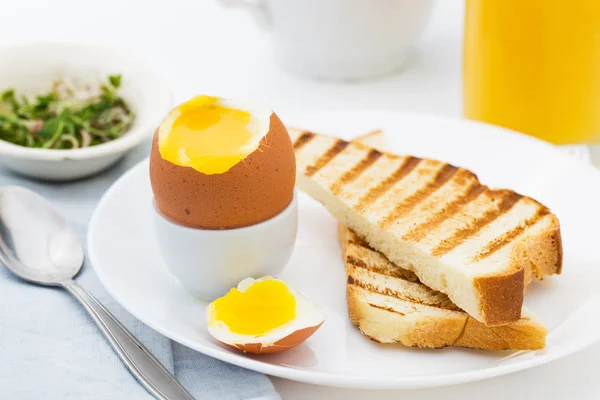 Œuf à la coque souple avec pain grillé pour un petit déjeuner copieux . — Photo