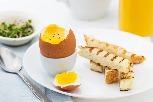 Weich gekochtes Ei mit Toast für ein reichhaltiges Frühstück. — Stockfoto