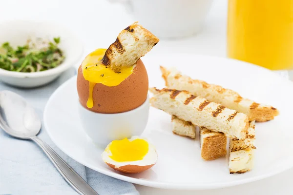 Мягкое варёное яйцо с тостами на завтрак . — стоковое фото