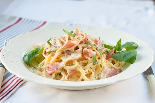Akşam yemeği. Makarna carbonara