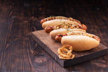 Sosisli sandviç soğan halkası ile