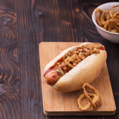 Sosisli sandviç soğan halkası ile