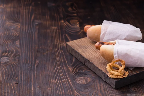 Sosisli sandviç soğan halkası ile