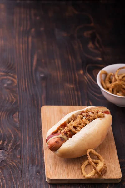 Sosisli sandviç soğan halkası ile