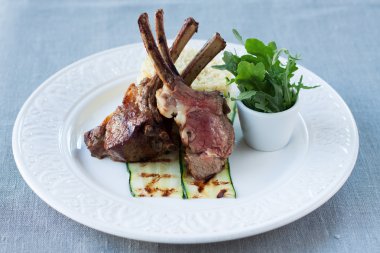 Bulgur ve roka ile kuzu kaburga