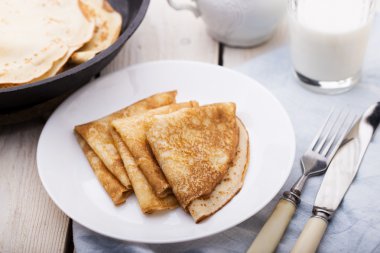 Beyaz tabakta ince krep (krep)